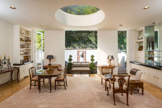 
La maison a été conçue par l’architecte John Elgin Woolf, père du style Regency d’Hollywood et designer pour Cary Grant, Bob Hope et John Wayne