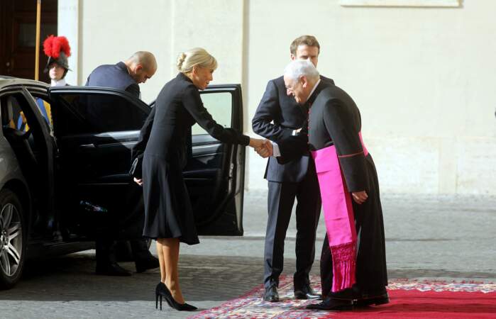 Le président Emmanuel Macron et sa femme Brigitte sont accueillis par Monseigneur Leonardo Sapienza