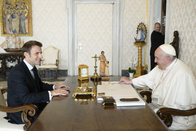 Le président Emmanuel Macron rencontre le pape François lors d'une audience privée au Vatican