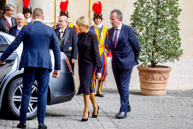 Le président de la République française, Emmanuel Macron et sa femme, escortés à la sortie de l'audience avec sa Sainteté le Pape au Vatican