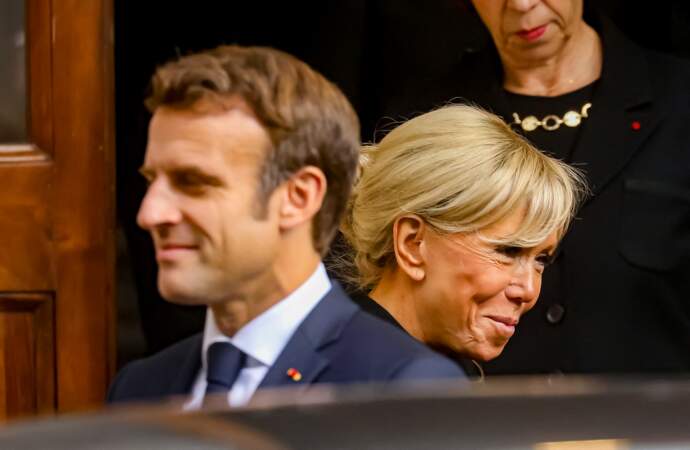 Le président de la République française, Emmanuel Macron et sa femme, Brigitte Macron, à la sortie de l'audience avec sa Sainteté le Pape au Vatican