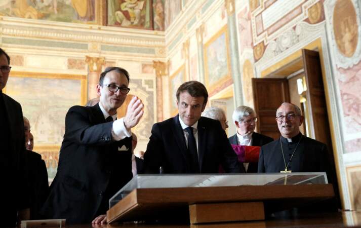 Le Président de la République, Emmanuel Macron a effectué une visite informelle de la Basilique Saint-Jean-de-Latran où il a croisé des pèlerins français