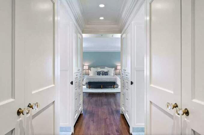 Richard Gere peut accéder à la chambre du fond par un long couloir
