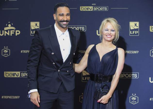 Plus récemment, Pamela Anderson a été vue avec le footballeur français Adil Rami. Ils ont rompu en 2019, après deux ans de romance.