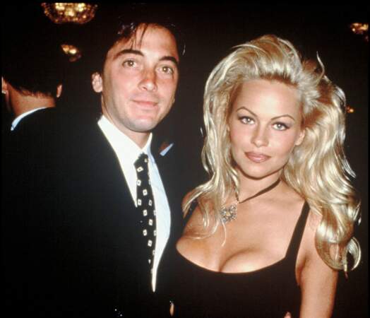 Pamela Anderson a eu une relation avec Scott Baio de 1990 à 1993. 