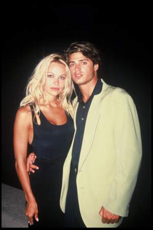 Pamela Anderson a fréquenté David Charvet jusqu'en 1994.