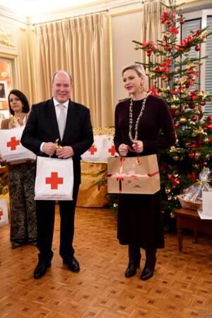 Le couple est toujours plus investi dans l'humanitaire. Comme on peut le constater lors de la remise des cadeaux de Noël à la Croix Rouge Monégasque à Monaco en 2019