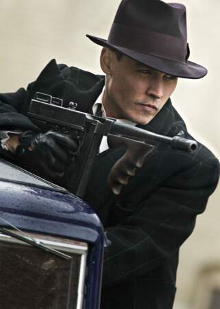 Le film Public Enemies (2009) est basé sur l'histoire vraie de John Dillinger, incarné par Johnny Depp (46 ans). Ce braqueur de banque talentueux a sévi pendant les années 30. 
