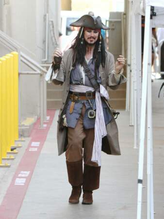 A partir de 2003, Johnny Depp (40 ans) incarne le célèbre pirate Jack Sparrow auquel il donne un look décalé et un esprit farfelu. Le personnage est si apprécié des spectateurs qu'il devient le personnage central de la saga, ce qui n'était pas prévu à l'origine. 