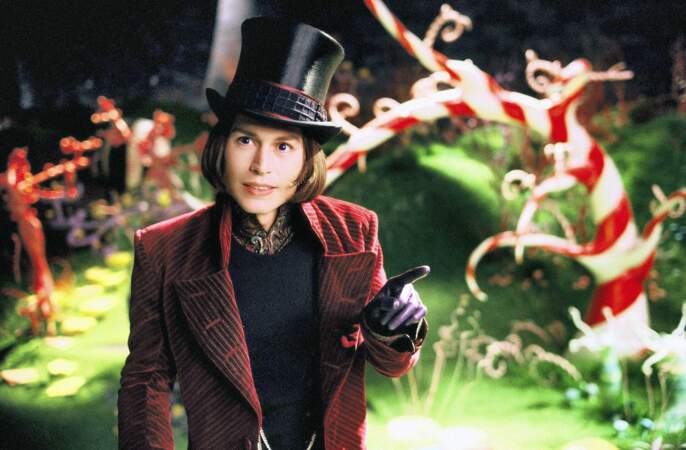 En 2005, à 42 ans, Johnny Depp est choisi pour incarner l'excentrique Willy Wonka. Le directeur de l'immense chocolaterie a un look très décalé. 