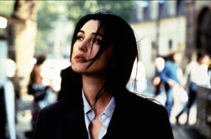 Monica Belluci, jeune Italienne anciennement mannequin, se fait connaître en France grâce au film L'Appartement en 1995