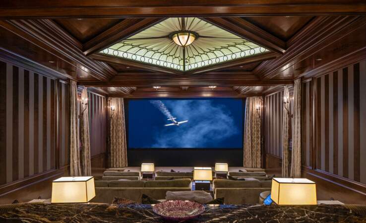 Une petite salle de cinéma a été imaginée par l'acteur afin de pouvoir regarder des films dans les meilleures conditions