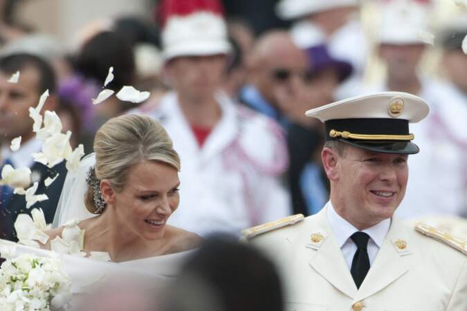 Le lendemain, le 2 juillet 2011, a lieu le mariage religieux dans la cour d'honneur du palais princier à Monaco