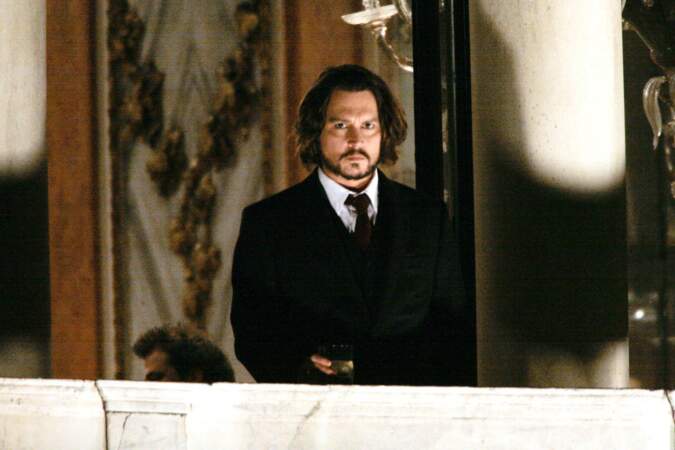 Dans le film The Tourist (2010), Johnny Depp (47 ans) joue aux côtés d'Angelina Jolie. Il incarne Frank Tupelo, un professeur de mathématique qui se retrouve contre sa volonté au coeur d'une histoire de vol. 
