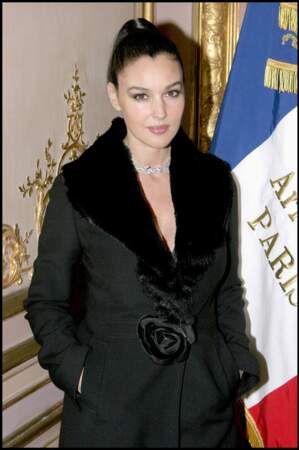 En 2005, la belle Italienne est même conviée à des cocktails politique et se montre investie dans la vie culturelle de sa nouvelle ville, Paris 