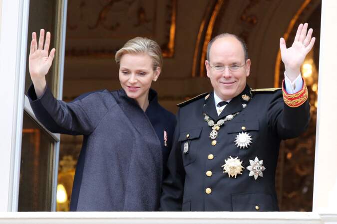 Et évidemment la famille princière de Monaco ne déroge à aucune coutume traditionnelle, comme le montre cette photo prise du balcon du palais lors de la Fête Nationale Monégasque 
