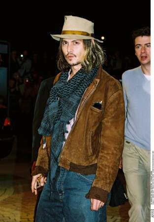 En 2001, on retrouve Johnny Depp (38 ans) dans le film Blow où il interprète George Jung, un vendeur de drogue. Il affiche alors des cheveux décoloré et un style plus grunge. 