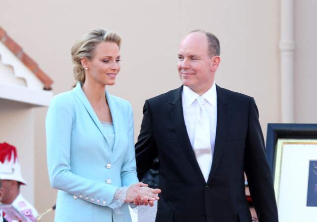 Le 1er juillet 2011, le couple princier se marie civilement dans la salle du trône du Palais 