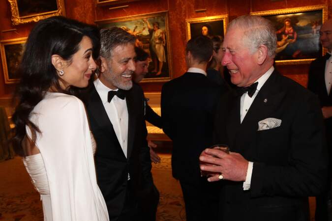 George Clooney et sa femme Amal Clooney dînent avec le prince Charles au Buckingham Palace à Londres, en 2019