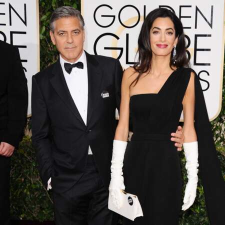 George Clooney et sa femme Amal Alamuddin Clooney partagent tout ensemble. Ici ils sont invités à la 72e cérémonie annuelle des Golden Globe Awards à Bervely Hills, un an après leur mariage. Durant cette cérémonie, ils affichent des badges Je suis Charlie, quelques jours seulement après l’attaque contre la rédaction de Charlie Hebdo, à Paris