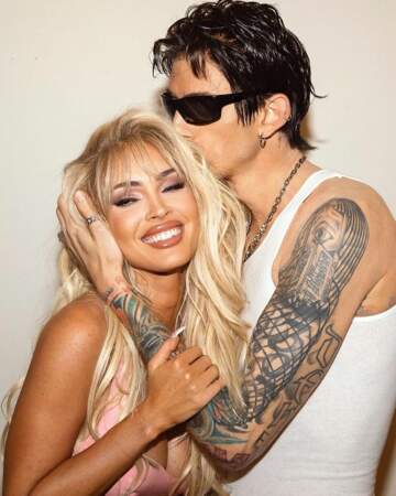 Megan Fox a stupéfié en se transformant en Pamela Anderson au bras de Machine Gun Kelly déguisé en Tommy Lee
