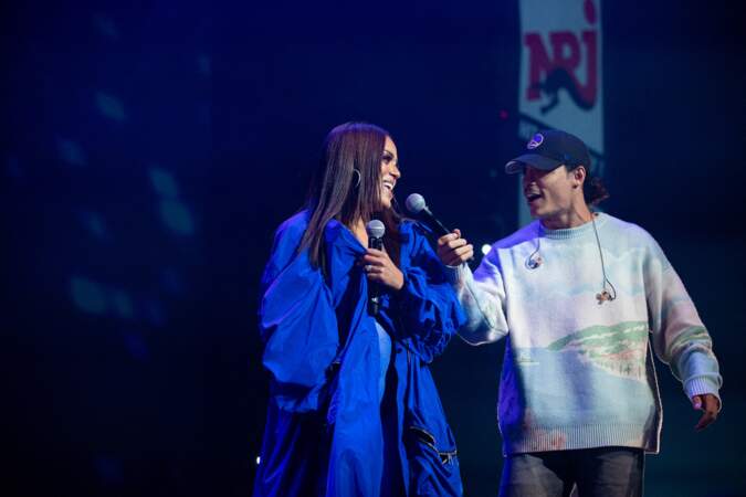 Le 30 octobre 2020, elle dévoile le titre 1,2,3 réalisé en duo avec Hatik. Sur cette photo prise lors du NRJ Music Tour en octobre 2022, Amel Bent a 37 ans