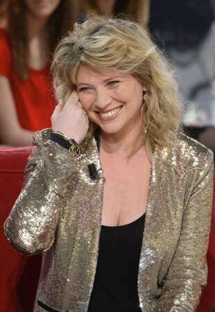 Elle participe également à de nombreuses émissions pour faire la promo de la série, comme ici en 2014 à 43 ans sur le plateau de Vivement Dimanche