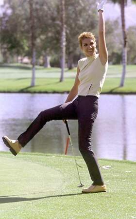 Céline Dion est une grande passionnée de golf. En 2000, elle a ainsi participé à un championnat de golf des célébrités en Californie et a même acheté avec René Angélil le club de golf Le Mirage, situé à Terrebonne au Canada