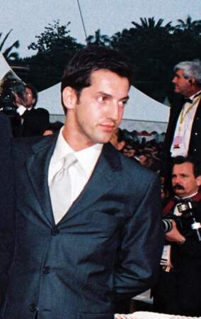 C’est en 1998 que Frédéric Diefenthal connaît réellement le succès grâce au film Taxi. A 30 ans, il joue l’un des personnages principaux au côté de Samy Naceri. 