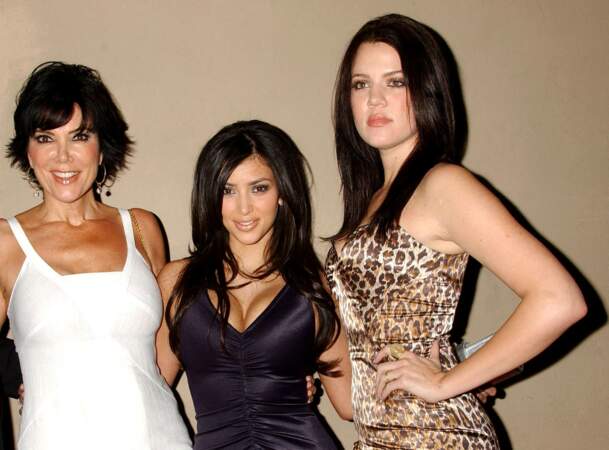 Khloé Kardashian est née le 27 juin 1984 à Los Angeles. Elle est une influenceuse et une femme d'affaires, mais aussi la sœur de Kim Kardashian (née en 1980), Kourtney Kardashian (née en 1979), et Robert Jr Kardashian (né en 1987). Ses parents sont Robert et Kris Kardashian