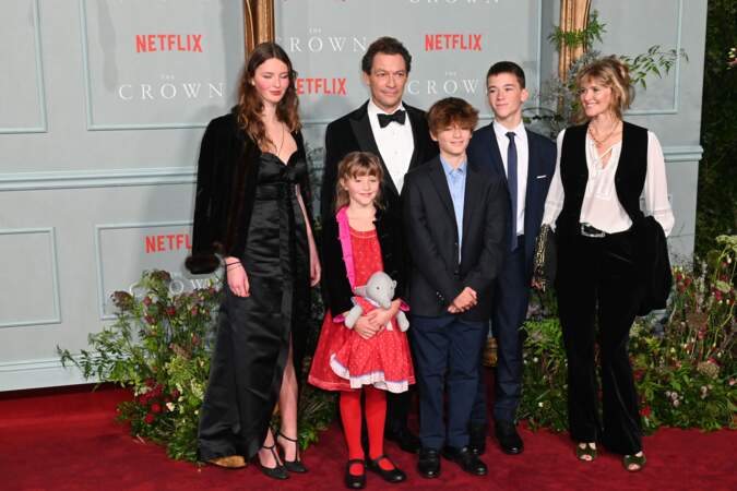 Avant-première de The Crown saison 5 : Dominic West avec sa femme Catherine FitzGerald et leurs quatre enfants Senan, Dora, Francis and Cristabel
