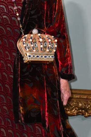 Avant-première de The Crown saison 5 : le sac de circonstance de Marcia Warren, l'interprète de la reine-mère Elizabeth Bowes-Lyon