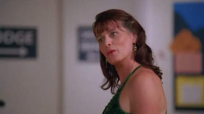 Leslie Wing interprète la mère de Troy, Lucille Bolton. 
