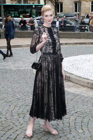 Elizabeth Debicki en robe en dentelle au défilé Miu Miu en 2015