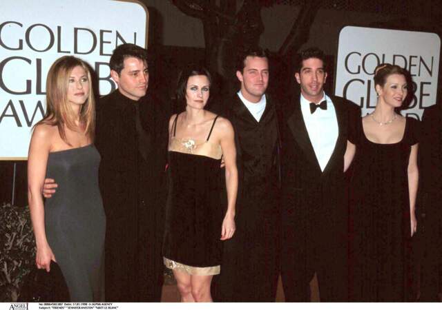 En 1998, Jennifer Aniston (29 ans)  et toute la bande de la série Friends posent lors de la soirée des Golden Globe à Los Angeles
