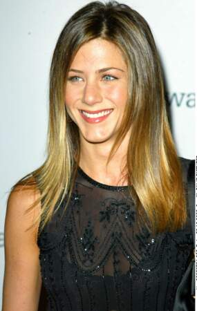 Elle n'hésite d'ailleurs pas à adopter la coupe de cheveux de son personnage Rachel dans la vraie vie. En 2002, Jennifer Aniston (33 ans) participe au gala de charité de Matthew Perry à Los Angeles