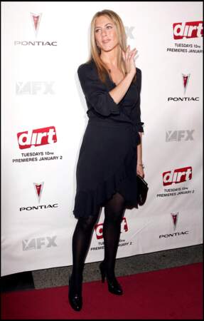 En 2006, Jennifer Aniston (37 ans)  opte pour un look noir lors de la projection de la série Dirt à Los Angeles