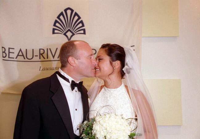 En 1999, Phil Collins (48 ans) épouse Orianne Cevey lors d'un mariage à Lausanne en Suisse