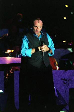 En 1996, Phil Collins (45 ans) opte pour une coupe punk pour son concert au Sporting Club de Monaco