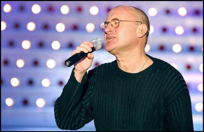 En 2002, Phil Collins (51 ans) chante sur le plateau de l'émission Vivement Dimanche
