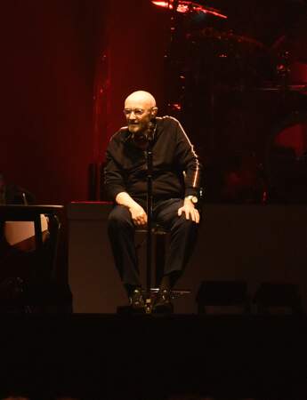En 2022, malgré ses multiples problèmes de santé, Phil Collins (71 ans) est monté sur la scène de l'Accor Arena à Paris pour assurer le concert d'adieu du groupe mythique Genesis