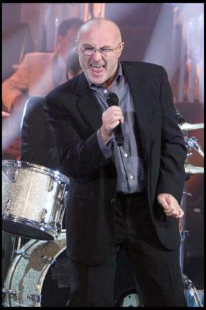 En 2010, Phil Collins (59 ans) chante sur le plateau de l'émission Les Années Bonheur 
