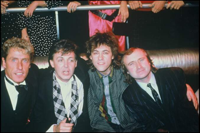 En 1986, Phil Collins (35 ans) pose avec Roger Daltrey, Paul McCartney et Bob Geldof lors des American Music Awards. La même année, il accompagne à la batterie Howard Jones sur le titre No One Is to Blame 