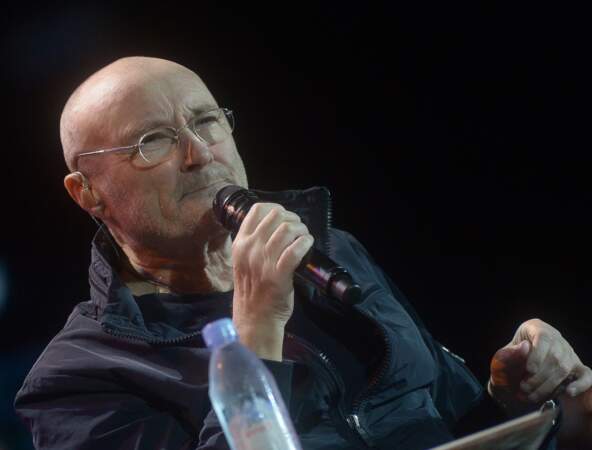 En 2018, Phil Collins (67 ans) est en concert à Sao Paulo malgré des problèmes de santé qui le poussent à chanter assis sur scène