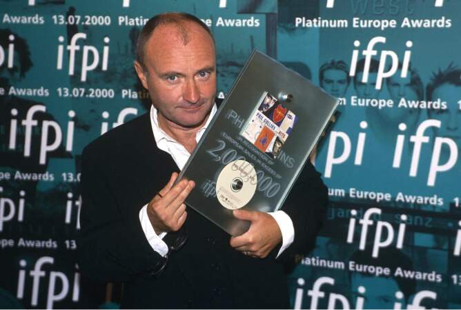 En 2000, Phil Collins (49 ans) reçoit un trophée Platinium Awards de l'IFPI à Bruxelles