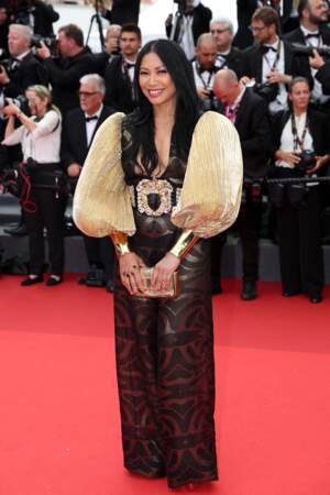 En 2022, Anggun (48 ans) est rayonnante habillée en On Aura Tout Vu lors de la montée des marches du film Top Gun au Festival de Cannes