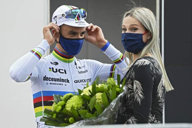 Une bonne nouvelle pour le cycliste français Julian Alaphilippe qui remporte peu après sa troisième Flèche Wallonne à Huy en Belgique où la mère de son futur fils l'attendait pour le féliciter