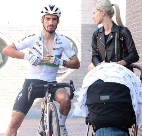 D'ailleurs, le petit Nino plonge dès ses premiers instants dans l'univers du cyclisme où il vient soutenir son papa aux côtés de Marion Rousse. Le Fan club s'agrandit pour Julian Alaphilippe 