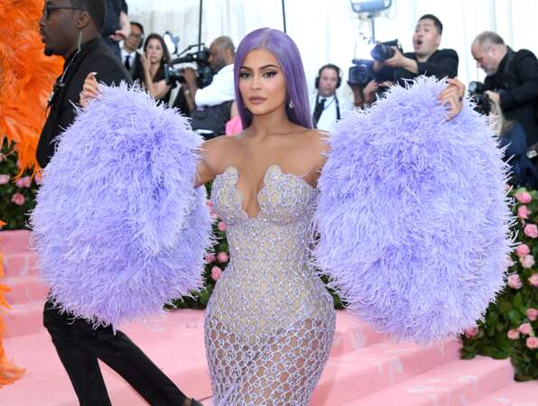 Kylie Jenner s'est dévoilée avec une longue perruque mauve 