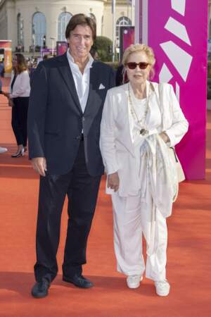 En 2021, Sylvie Vartan (77 ans) et son époux Tony Scotti lors de la première du film Les choses Humaines à Deauville
